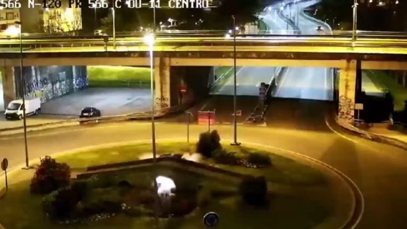 Imagen del accidente en la rotonda de Ourense captada por las cámaras de Tráfico