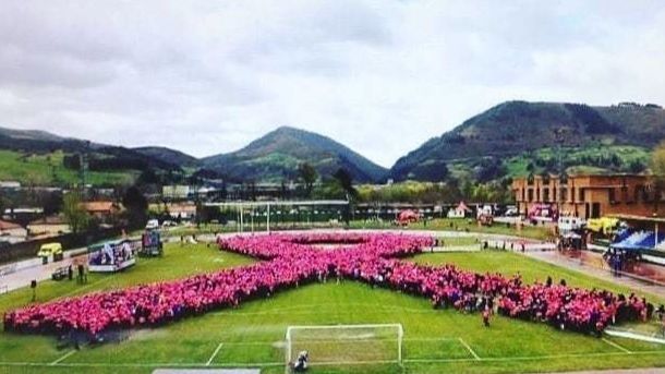 Intento de batir el guinness del lazo humano más grande en Los Corrales. Fpto de archivo