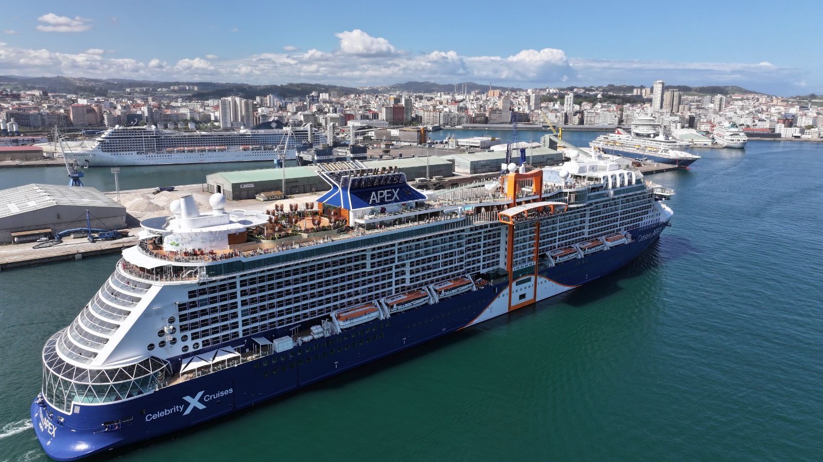 Jornada de récord de pasajeros en A Coruña con la presencia de cinco cruceros