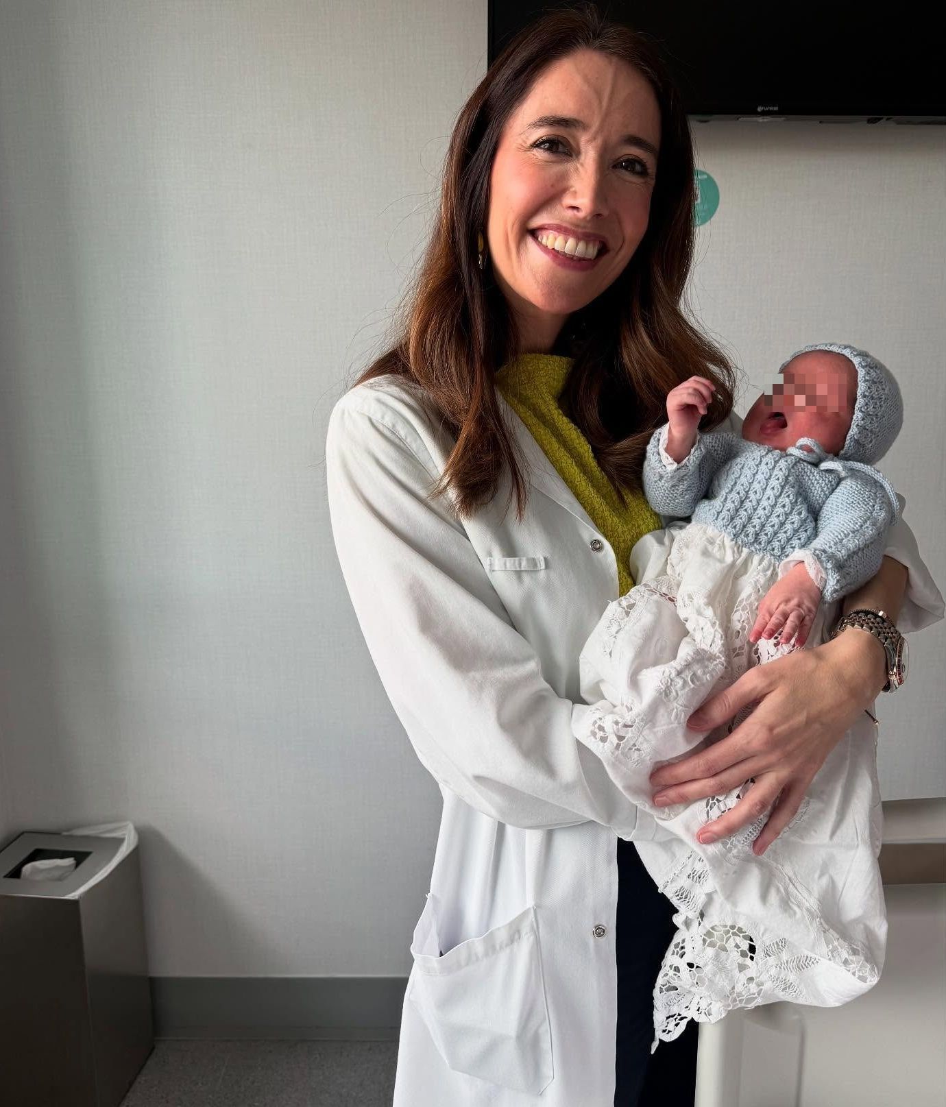 La ginecóloga de Lourdes Montes, Esther, con su hijo recién nacido
