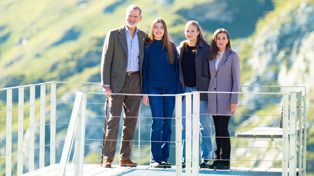 La infanta Sofía con los Reyes y su hermana, la princesa Leonor, en Asturias