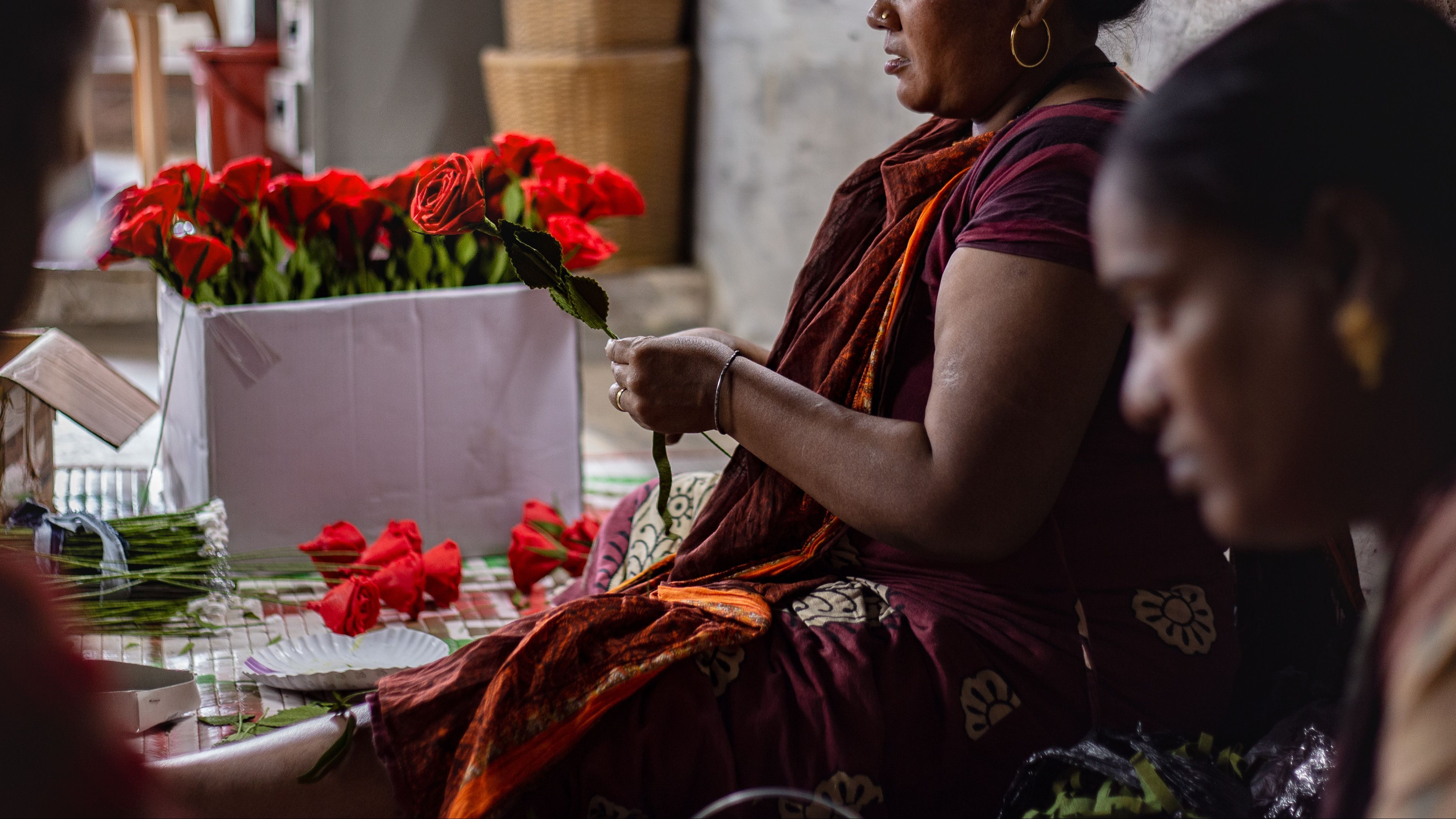 Las rosas solidarias elaboradas por supervivientes de la trata