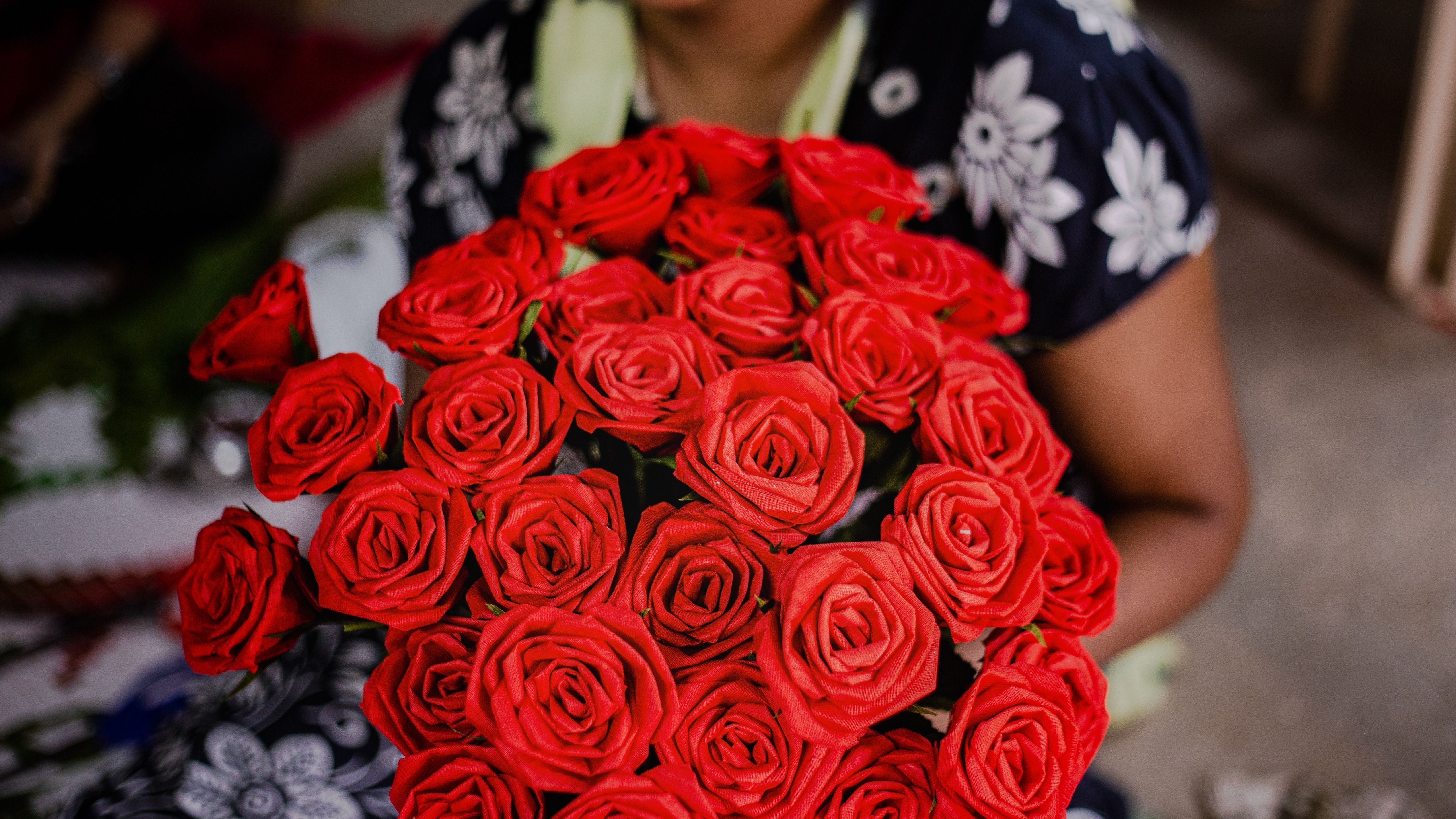 Las rosas solidarias elaboradas por supervivientes de la trata