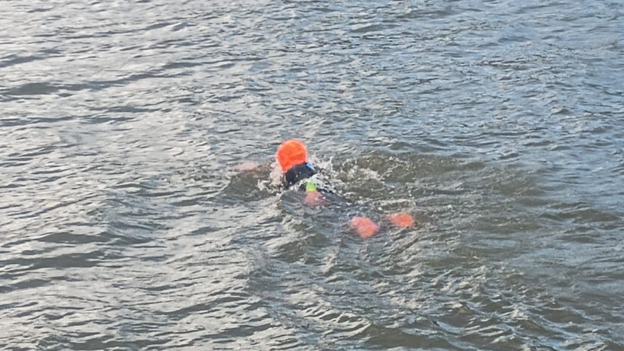 Lorente admite que el frío es lo que más le impresiona en el arranque se su reto en aguas vascas