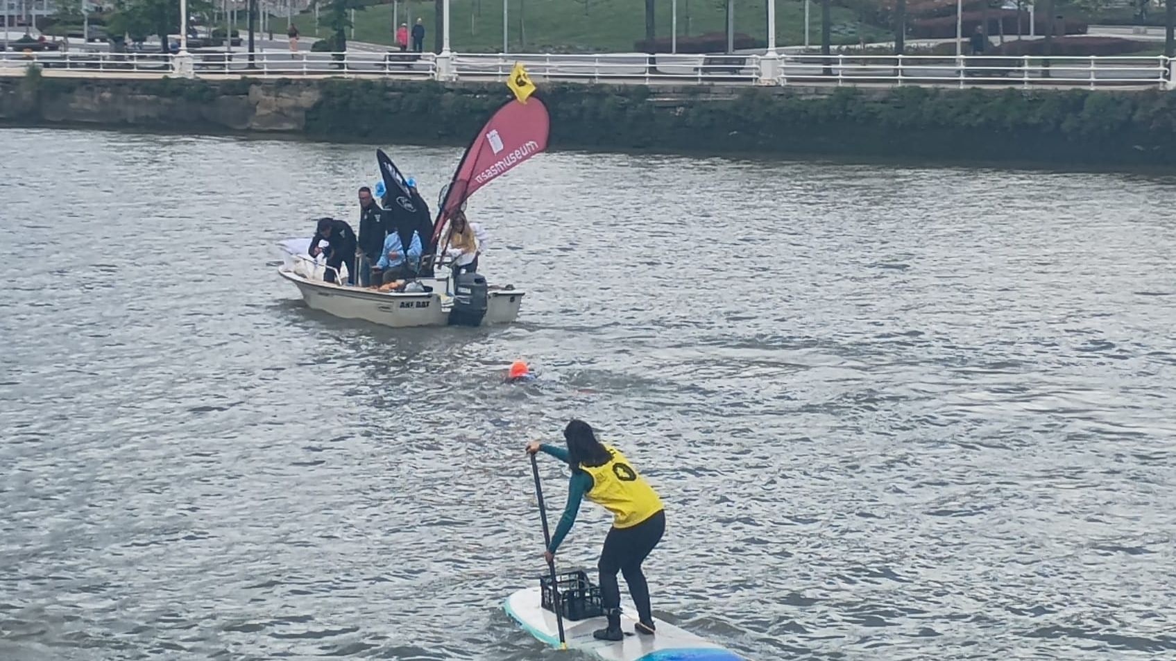 Los 15 kilómetros hasta Ereaga irá acompañado de piraguas, paddle surf y otros nadadores