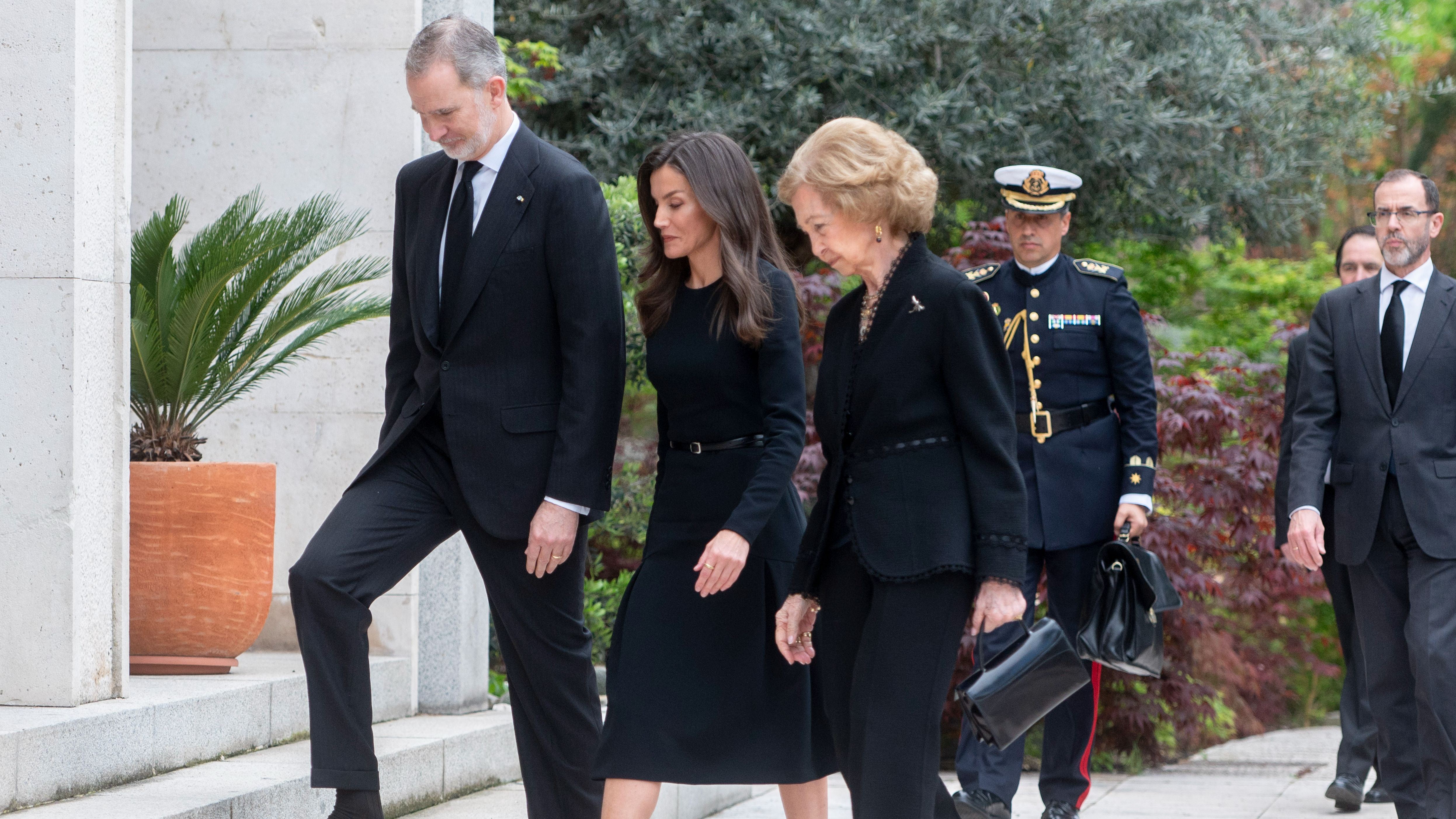 Los reyes Felipe y Letizia y la emérita este 22 de abril.