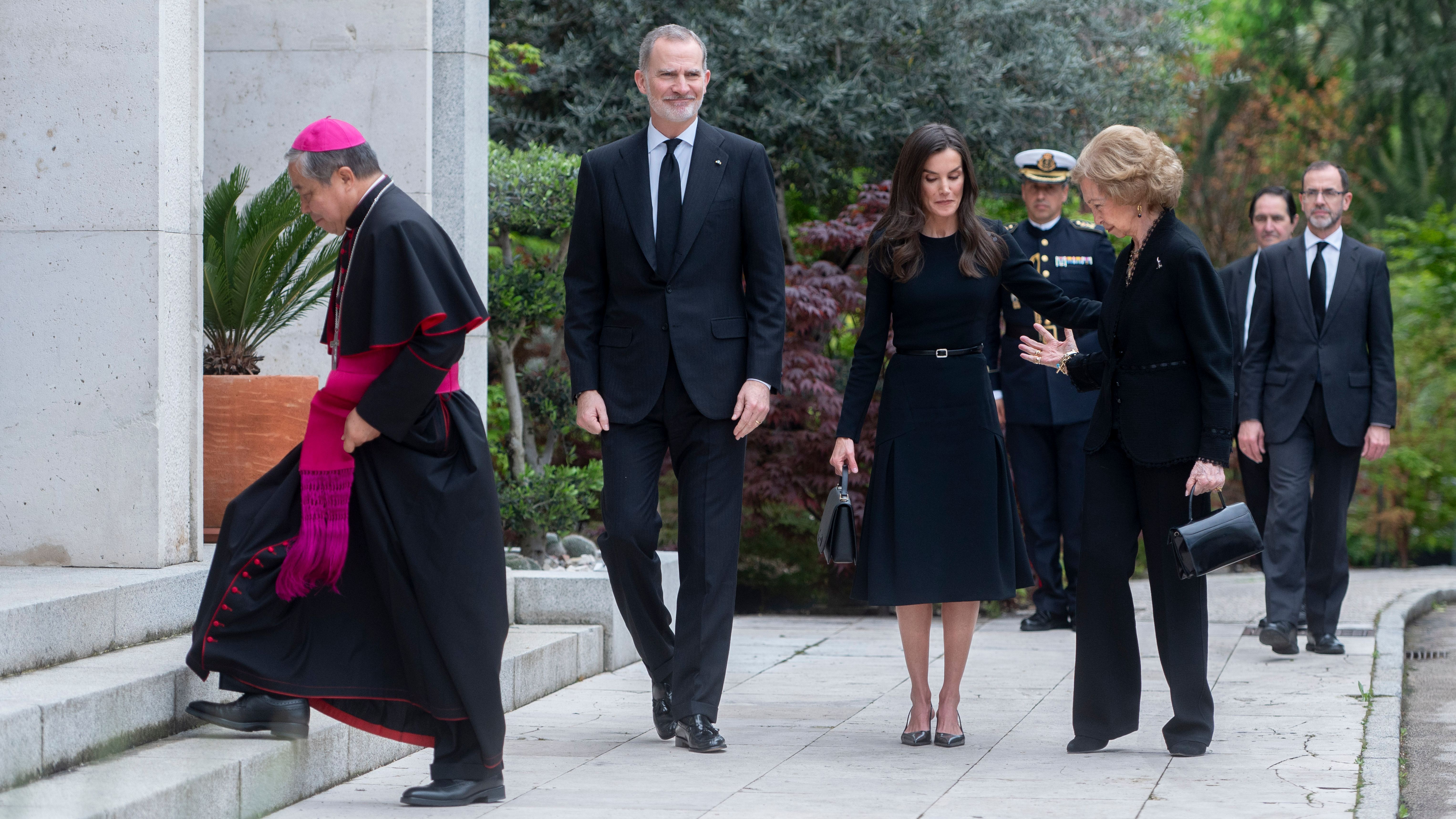 Los reyes y la reina Sofía, a la entrada de la Nunciatura