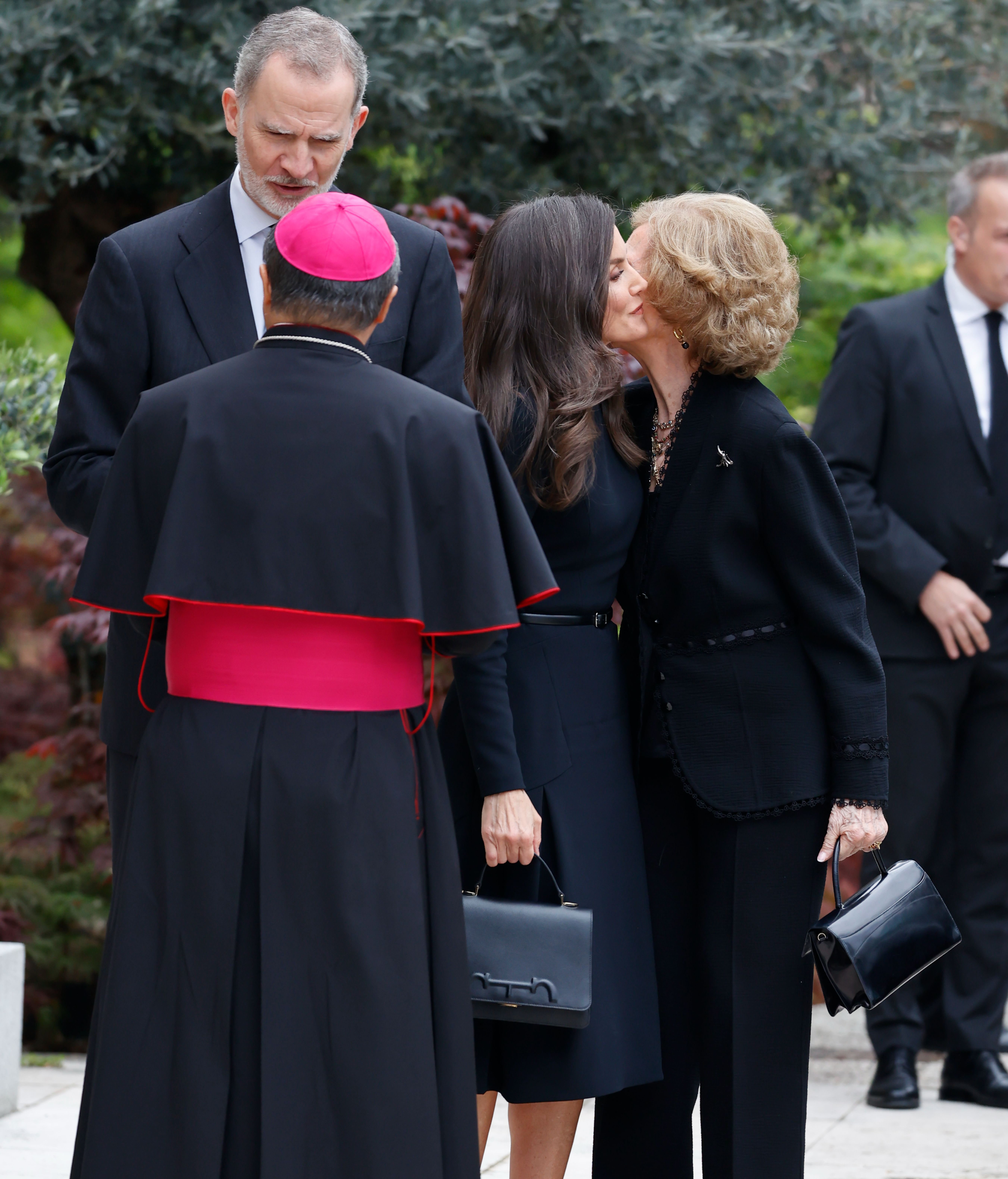 Los reyes y la reina Sofía a su llegada a la Nunciatura