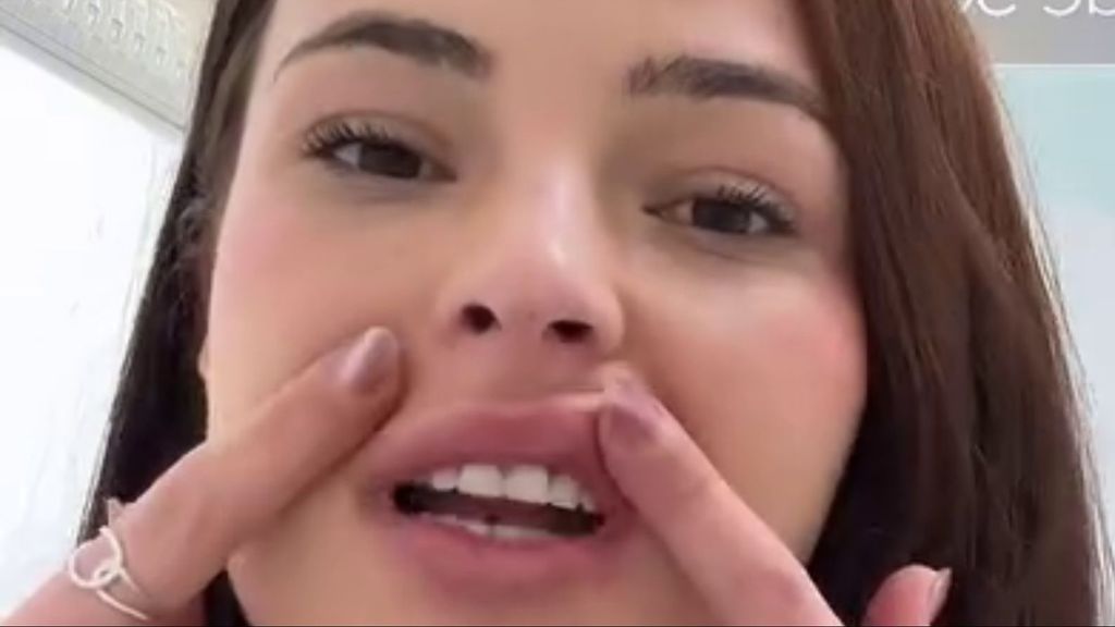 Marta Peñate se interviene la boca por un problema de la mucosa gingival