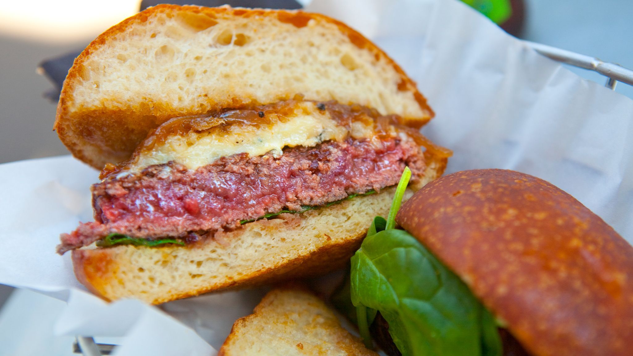 No es seguro comer hamburguesas poco hechas