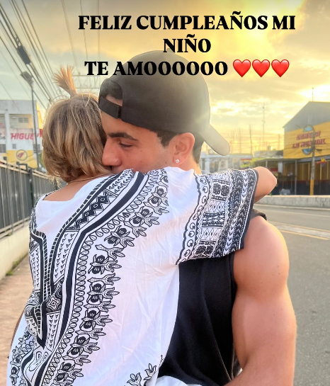 Óscar Casas felicita a su hermano pequeño