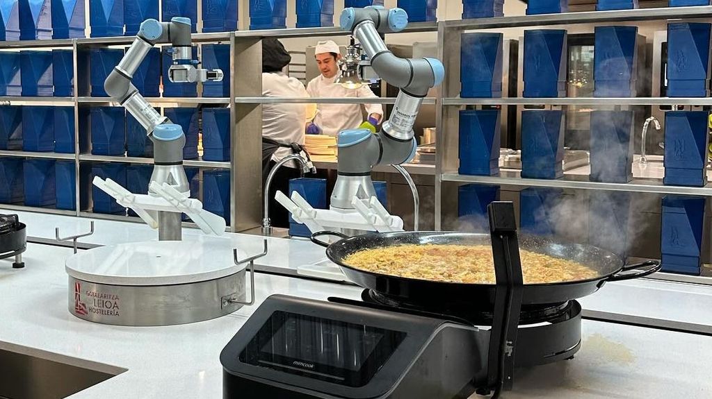 Robots cocinando paellas