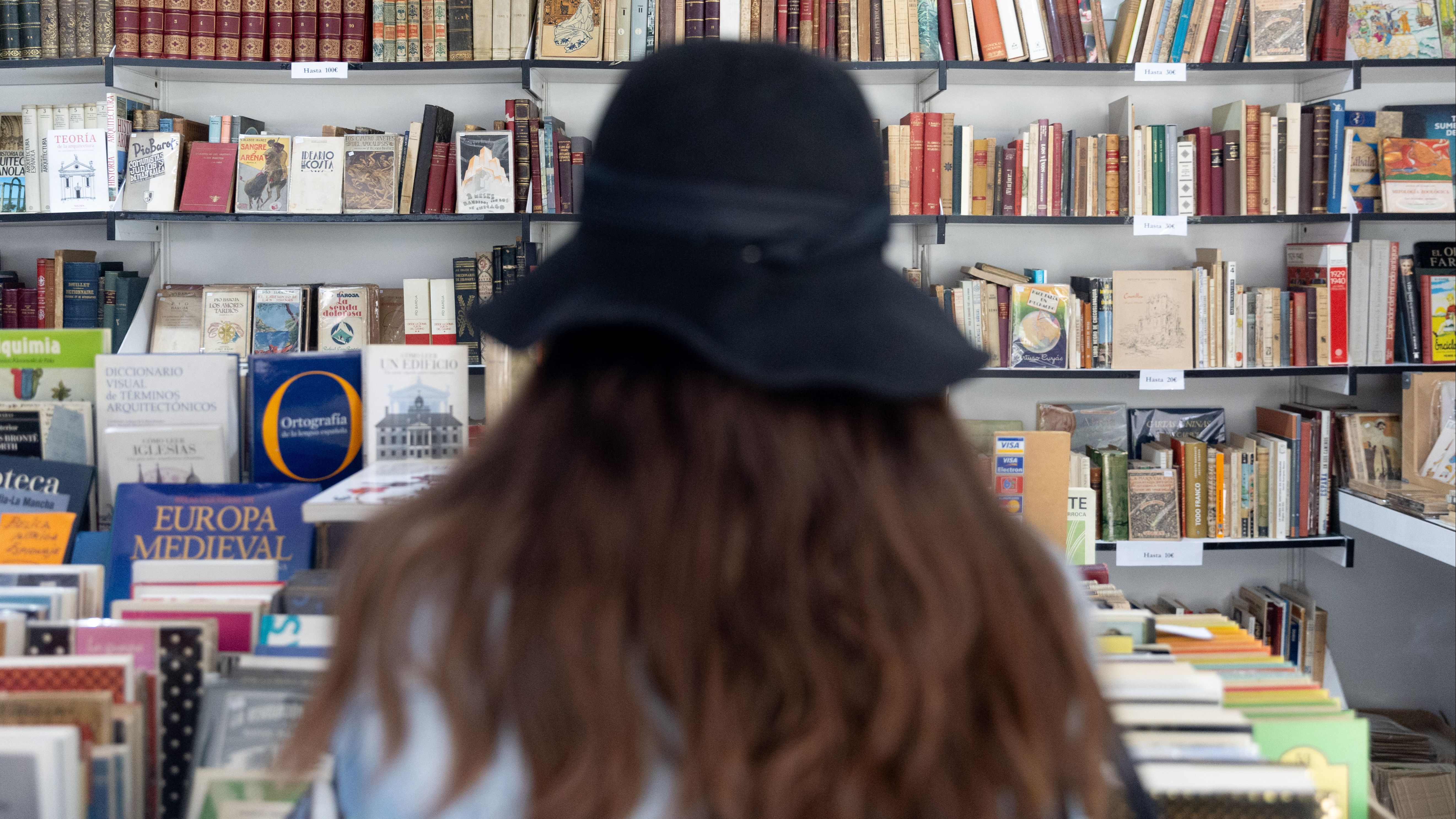 ¿Se puede vivir de escribir en España? Lo que cobra un autor por cada libro, en cifras