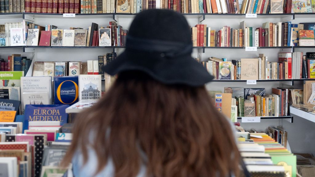 ¿Se puede vivir de escribir en España? Lo que cobra un autor por cada libro, en cifras