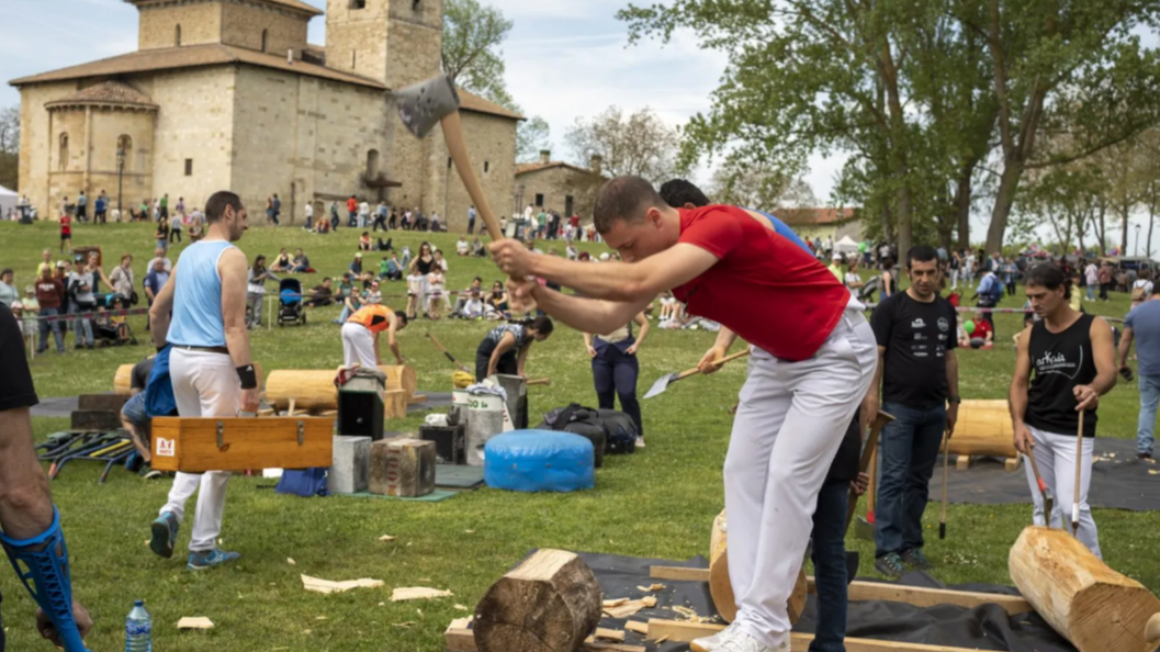 Un aizkolari durante una exhibición de Deporte Rural Vasco en las campas de Armentia durante la celebración de San Prudencio