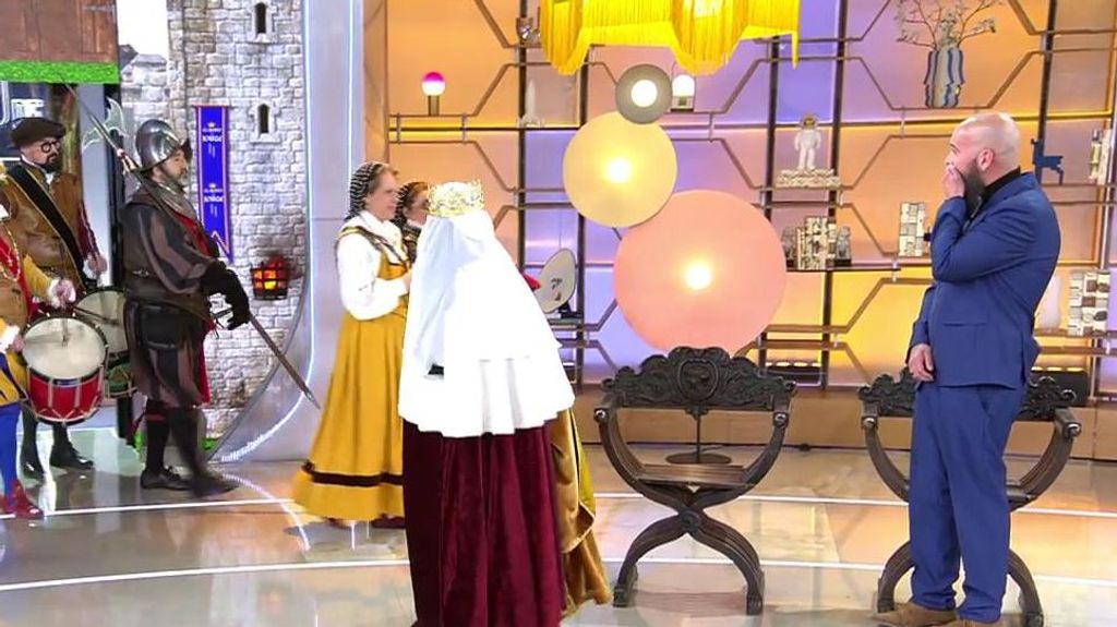 Una invitada le pide matrimonio a su pareja disfraza de Isabel la Católica y él se queda alucinado