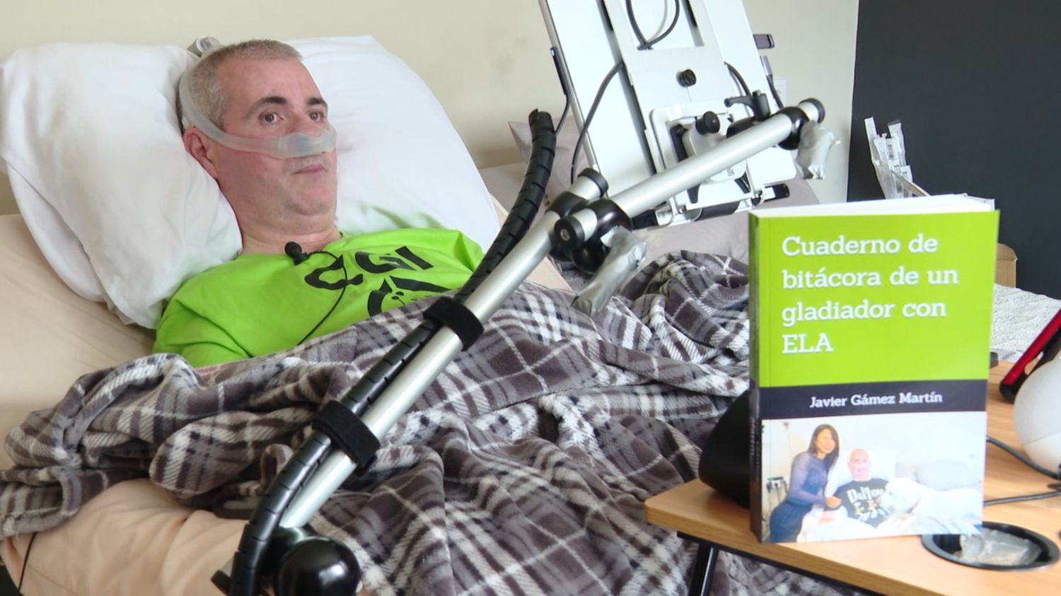 Xavi, el mosso con ELA junto a su libro