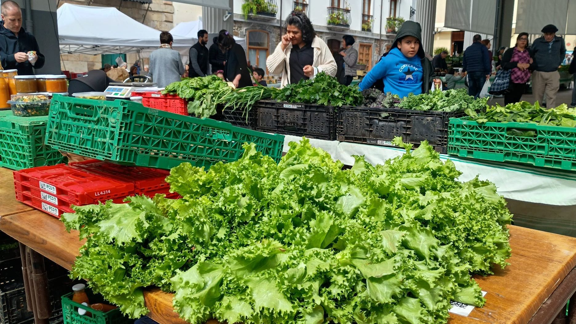 Algunos de los productos a la venta en el mercado de Ordizia
