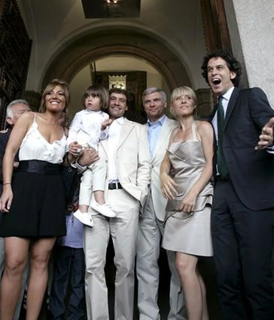 Amaia Montero junto a Cayetana y Pedro Zerolo en el bautizo laico de Leo en 2009