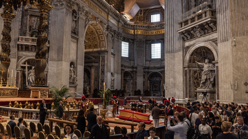 Así ha sido el solemne traslado del  papa Francisco a la basílica de San Pedro