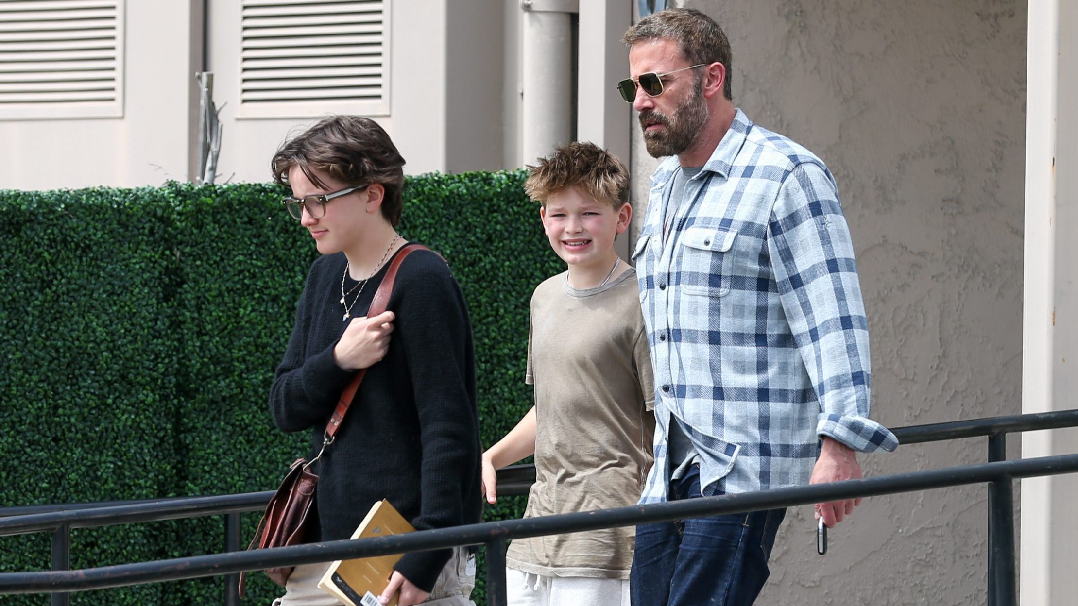 Ben Affleck, con sus hijos Fin y Samuel.