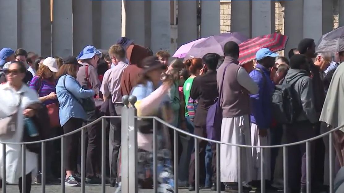 Colas kilométricas de los fieles en Roma