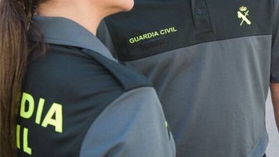 Dos agentes de la Guardia Civil