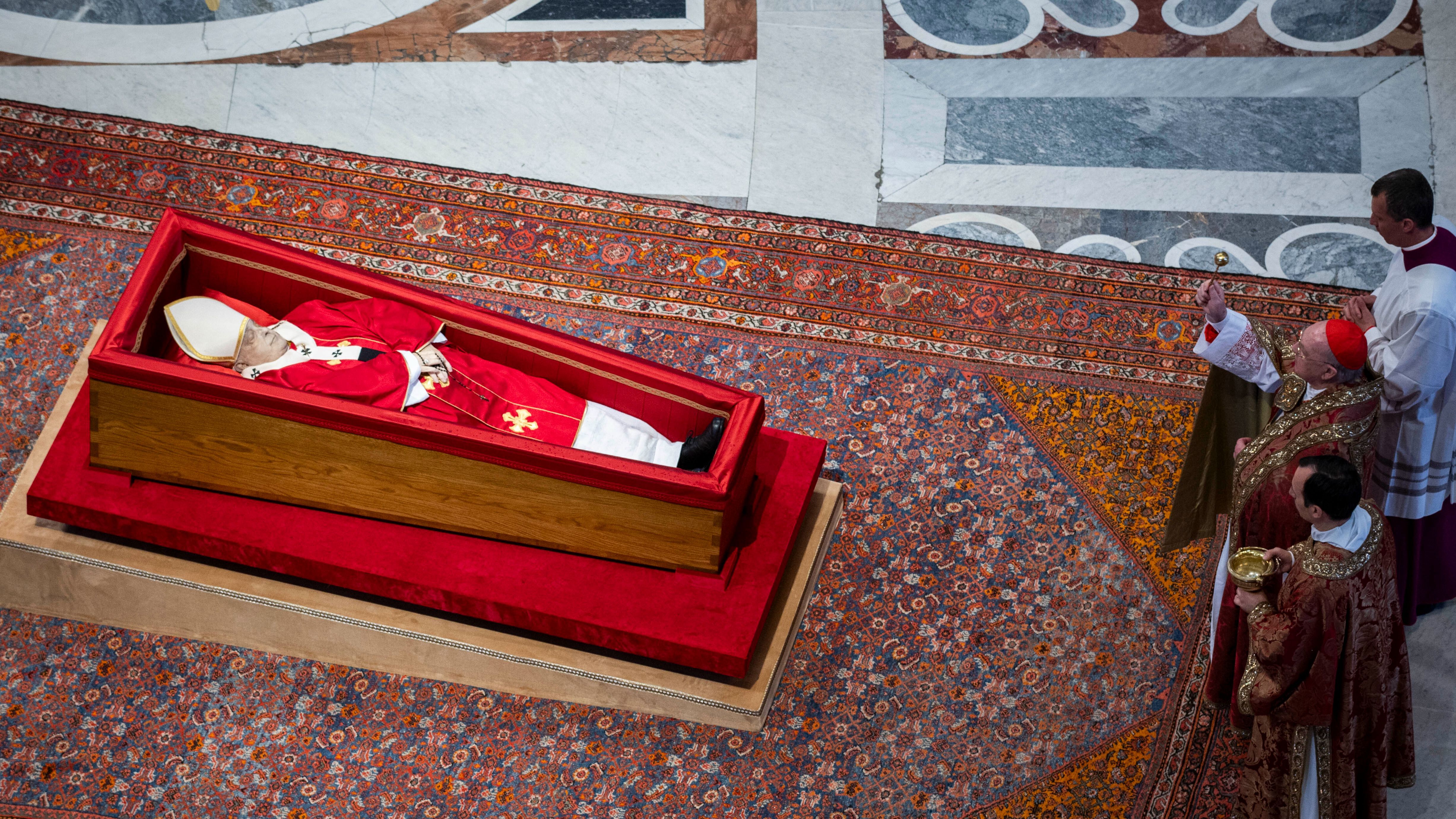El camarlengo bendice el féretro del papa