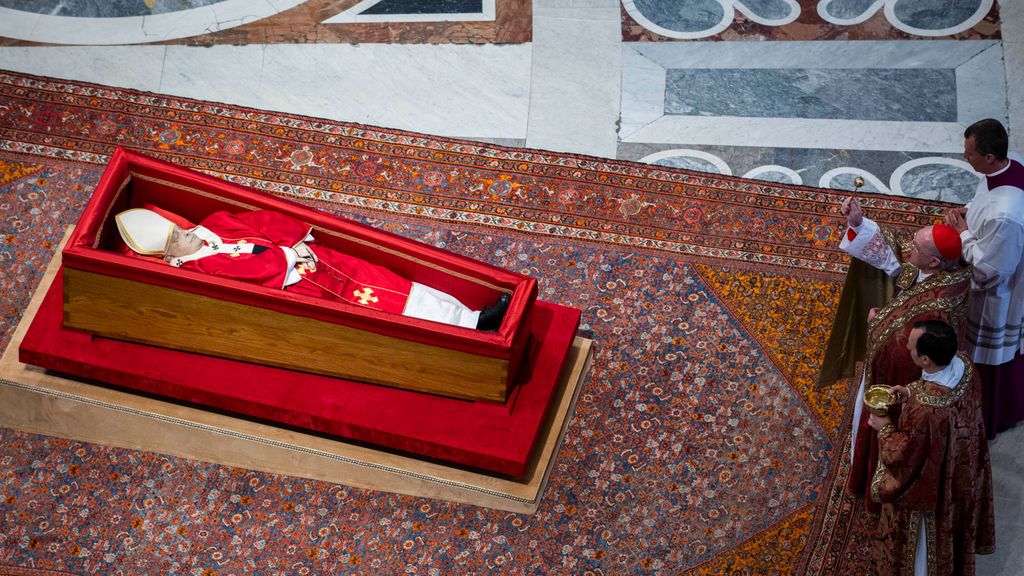 El traslado del papa Francisco a la Basílica de San Pedro, en fotos