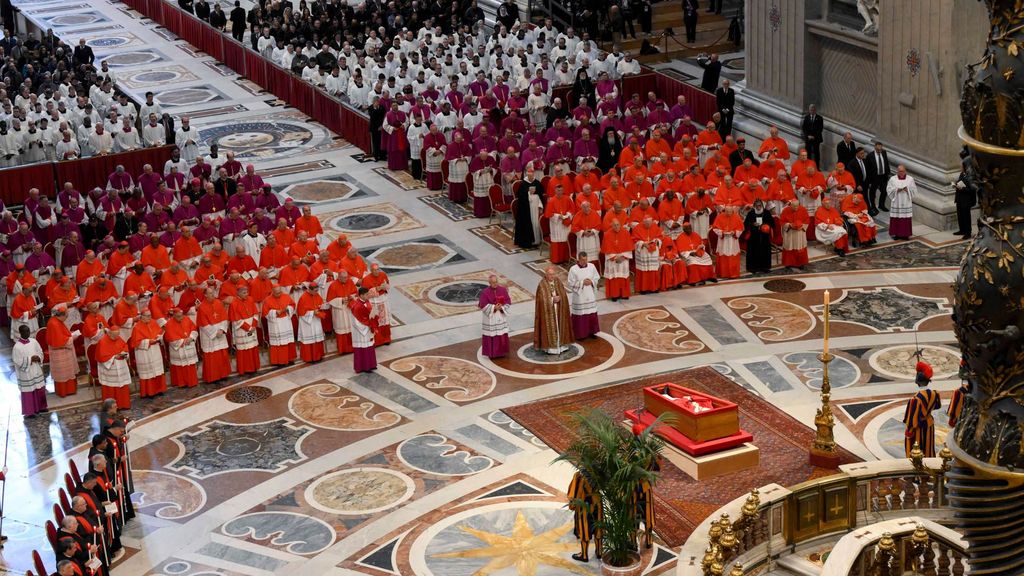 El equipo más personal del papa Francisco, protagonista de las escenas más emotivas en el interior de la Basílica de San Pedro