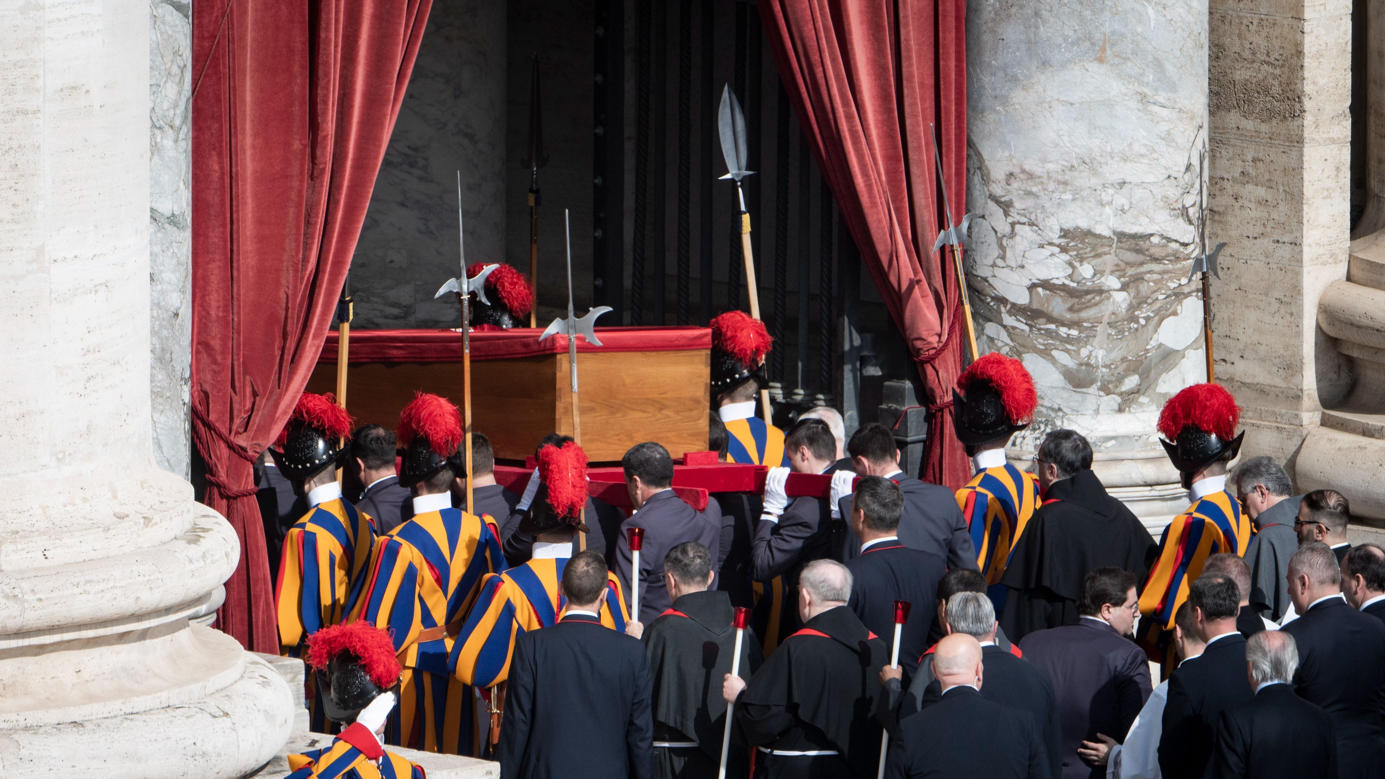 El féretro del papa entra en la Basílica