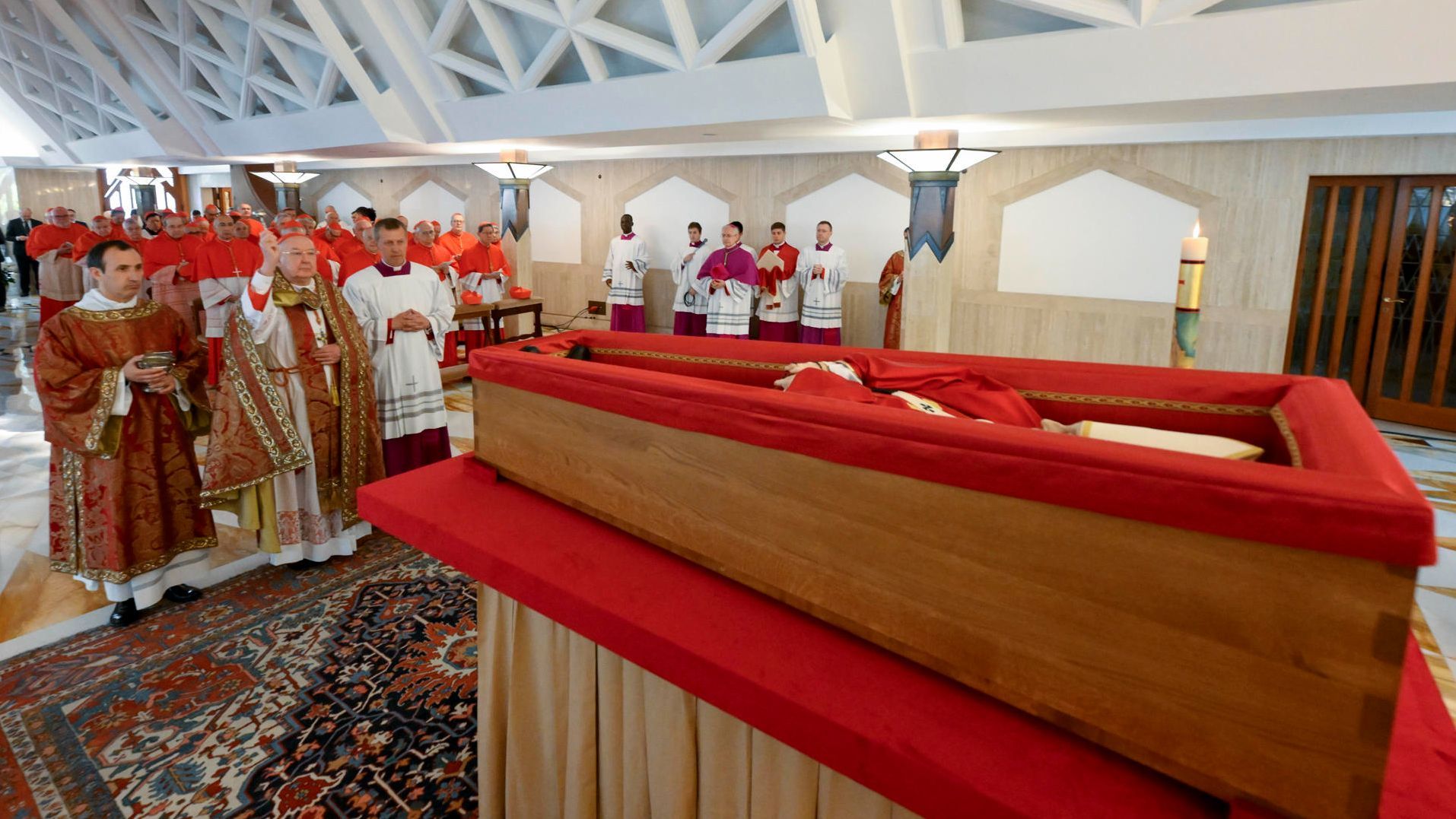 El féretro del papa Francisco en la capilla de Santa Marta