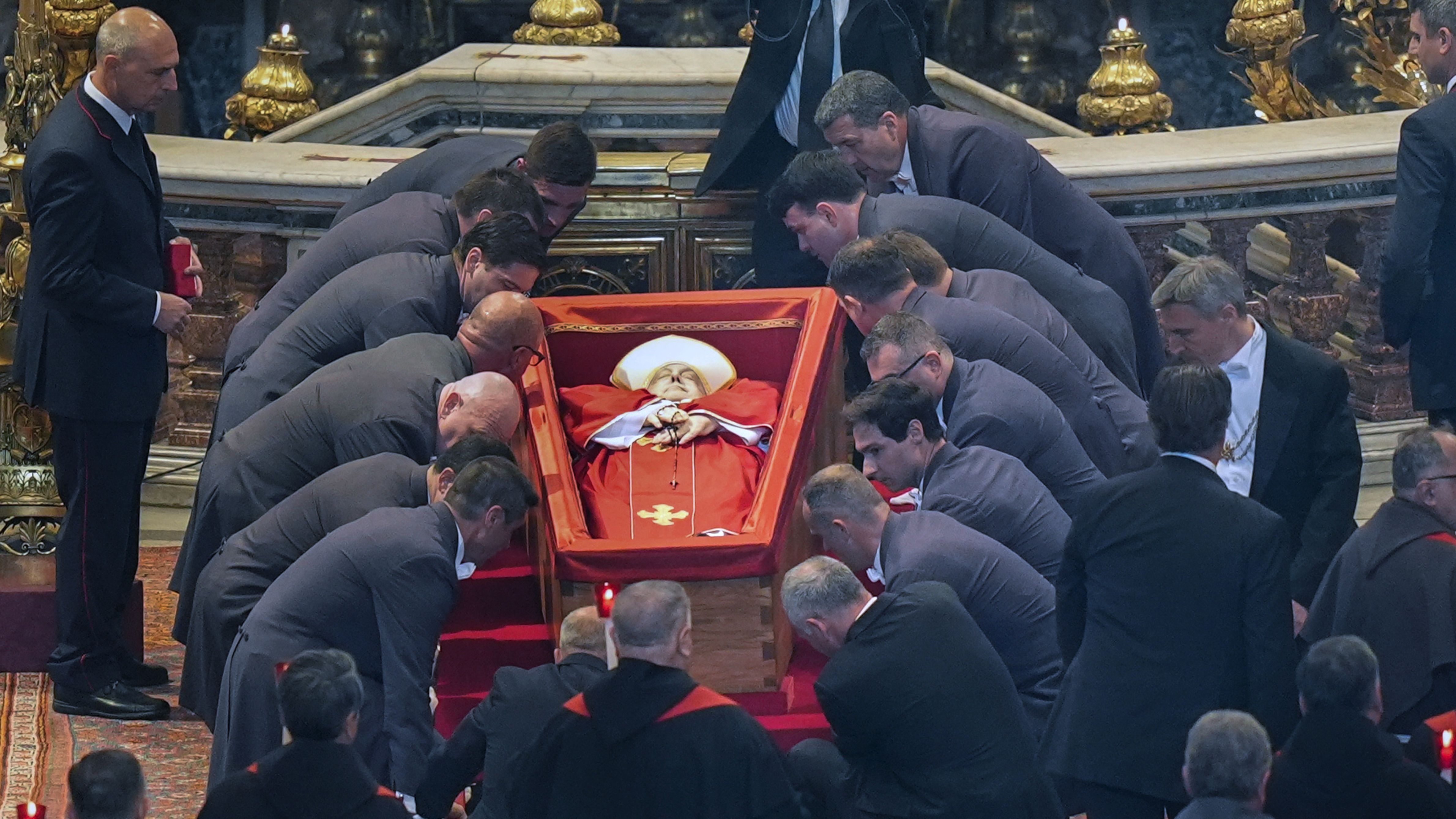 El féretro del papa Francisco es colocado en la Basílica de San Pedro