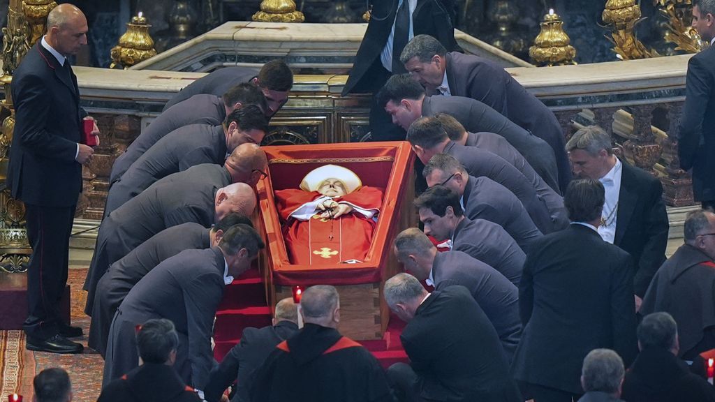 El traslado del papa Francisco a la Basílica de San Pedro, en fotos