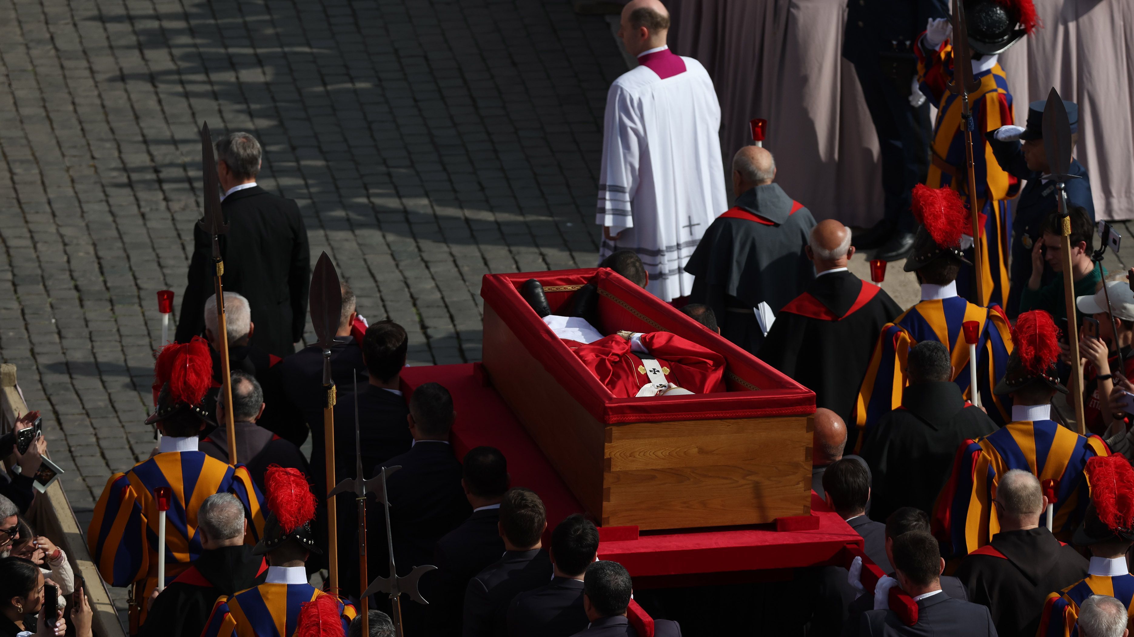 El féretro del papa Francisco sale de Santa Marta