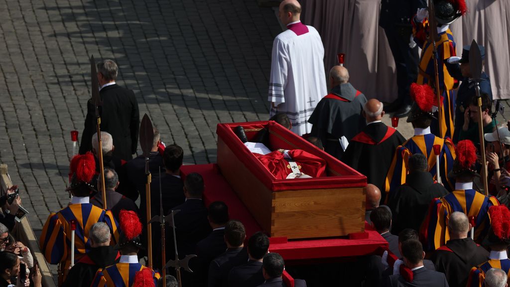 El traslado del papa Francisco a la Basílica de San Pedro, en fotos