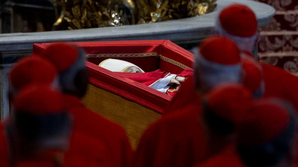 La técnica con la que se conserva el cuerpo del papa Francisco: "No es un embalsamamiento fijo"