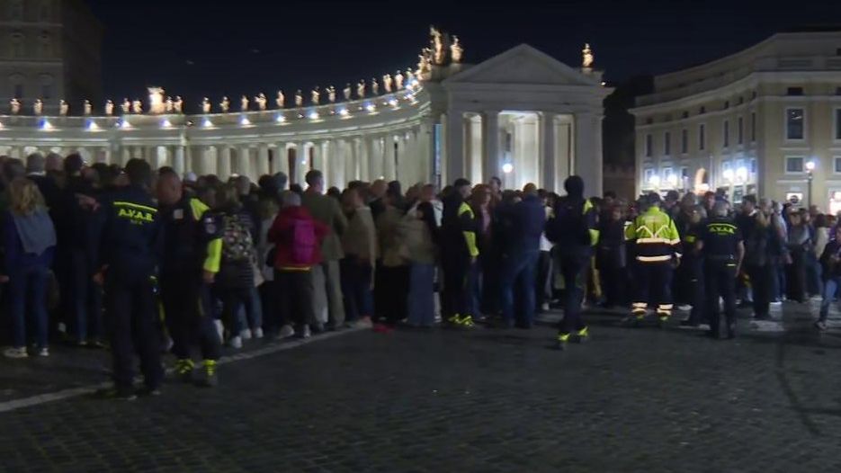 El Vaticano está "desbordado" ante la llegada masiva de feligreses: ocho horas de cola y prologan la entrada a la basílica