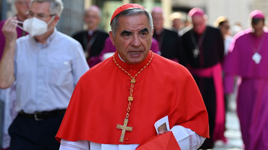 El Vaticano y el primer conflicto del cónclave: el cardenal Angelo Becciu, al que el papa Francisco suspendió, empeñado en acudir