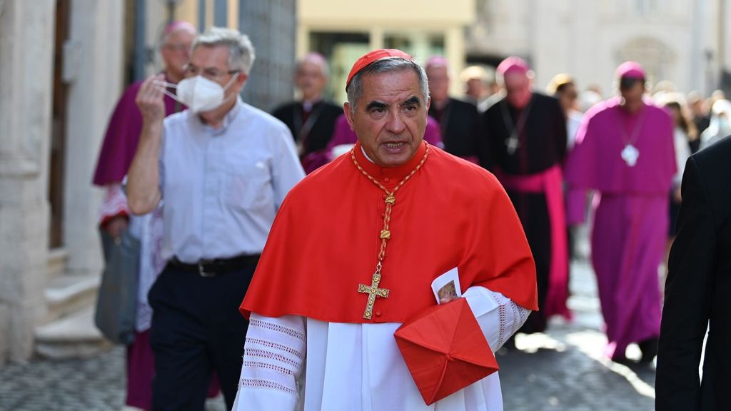 Giovanni Becciu, el polémico cardenal vetado por el papa Francisco que quiere participar en el cónclave