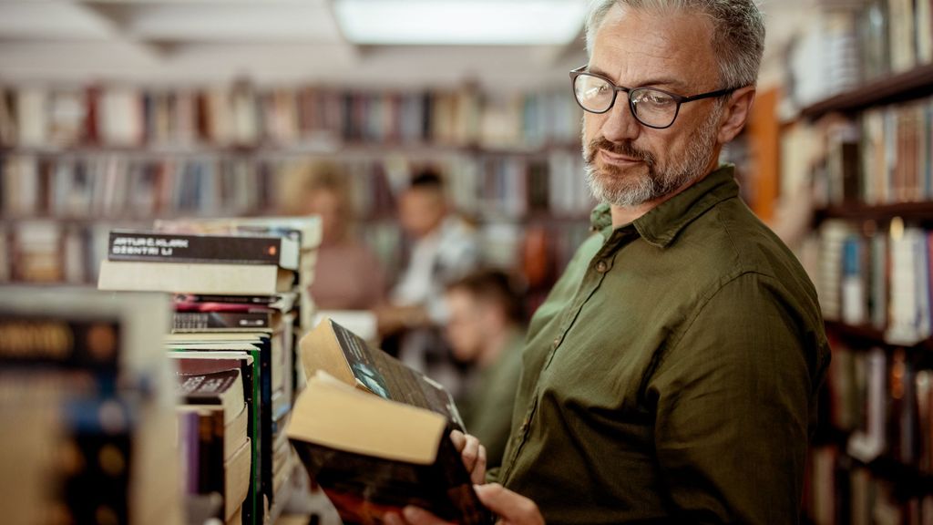 Hombre escogiendo libro