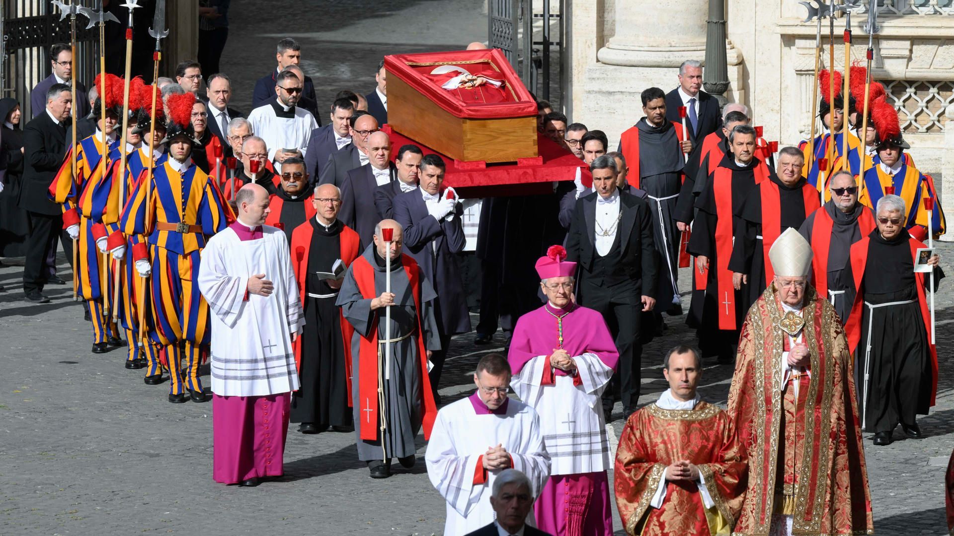 La despedida al papa Francisco en la Basílica de San Pedro: así ha sido el ritual de traslado