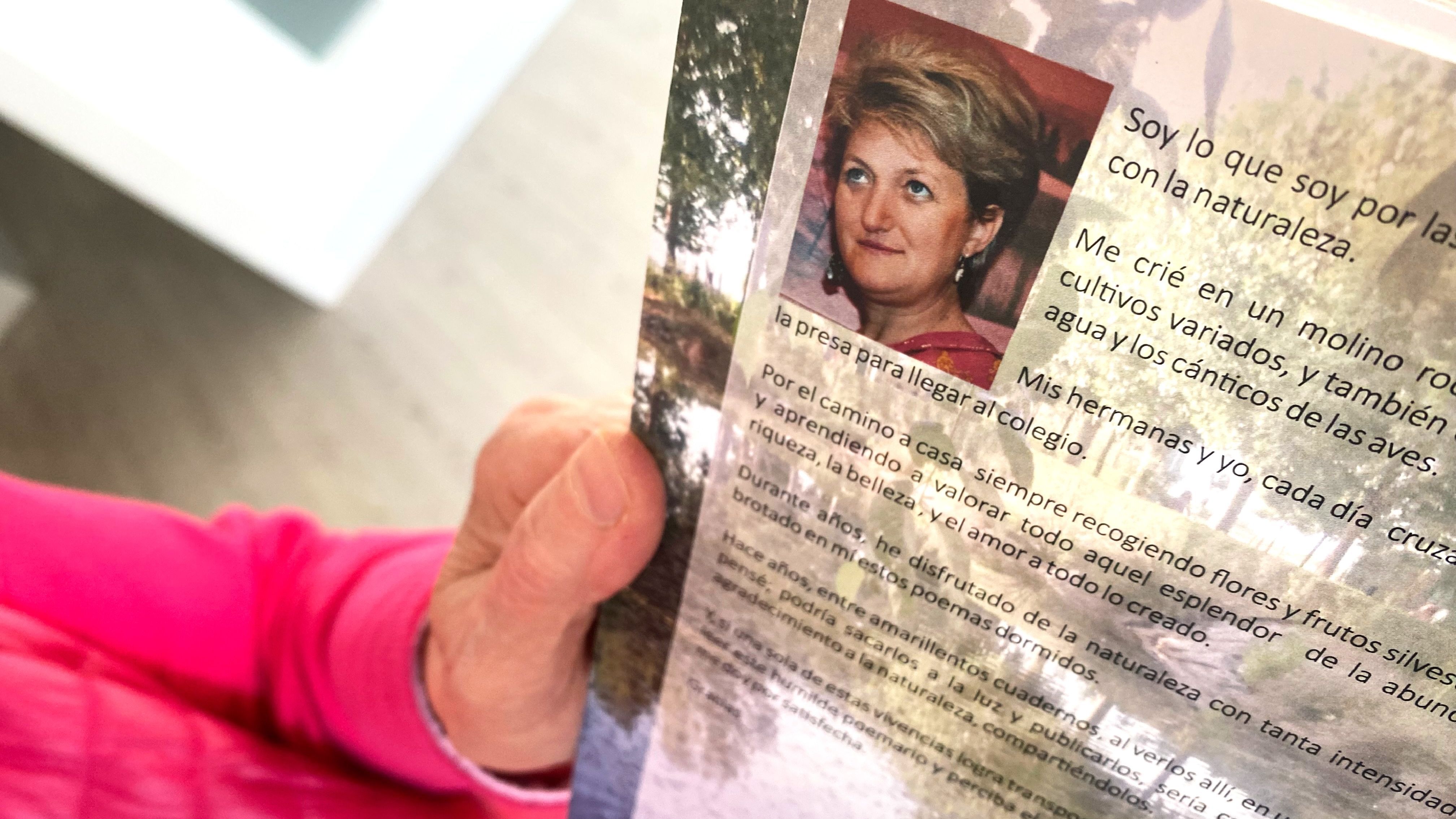 La fotografía de la madre de Calleja sobre uno de sus libros de poesía