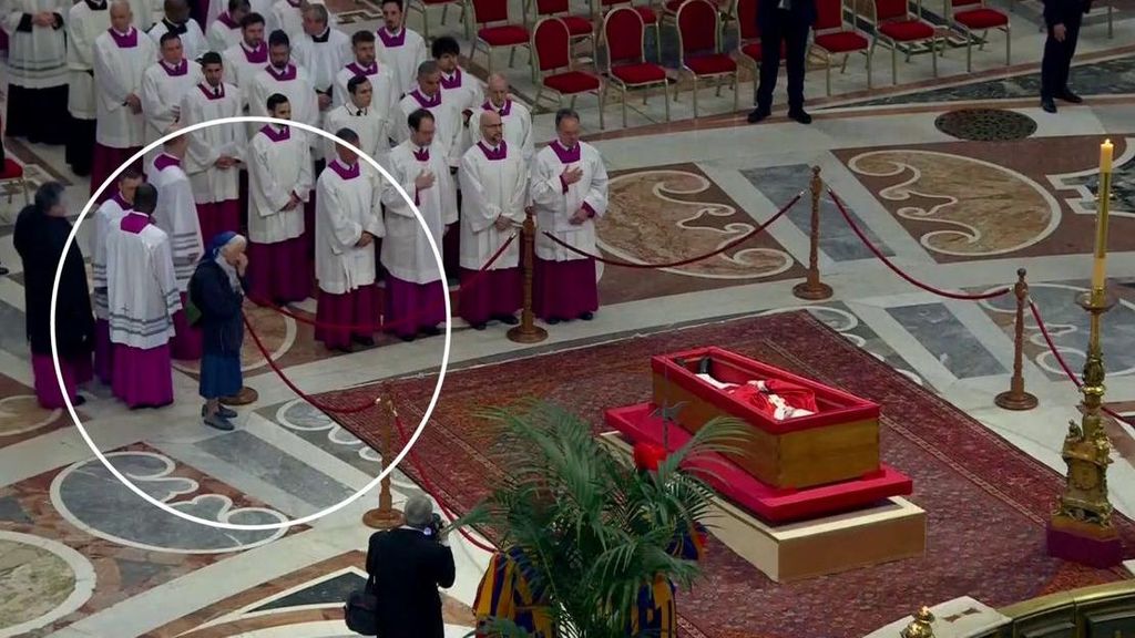 La historia de Sor Geneviève, la amiga del papa Francisco, que no se ha movido del féretro del Pontífice.