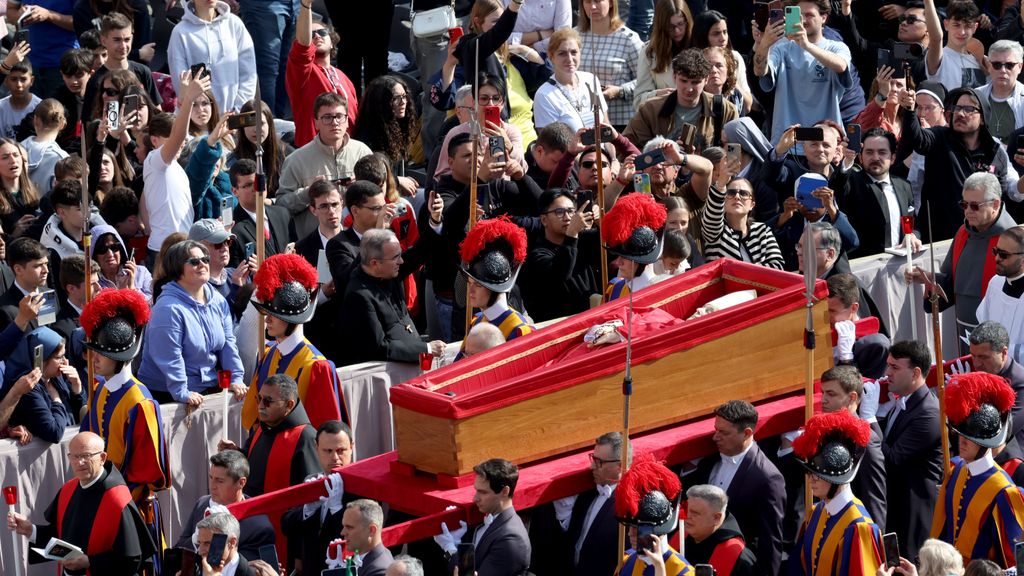 El traslado del papa Francisco a la Basílica de San Pedro, en fotos