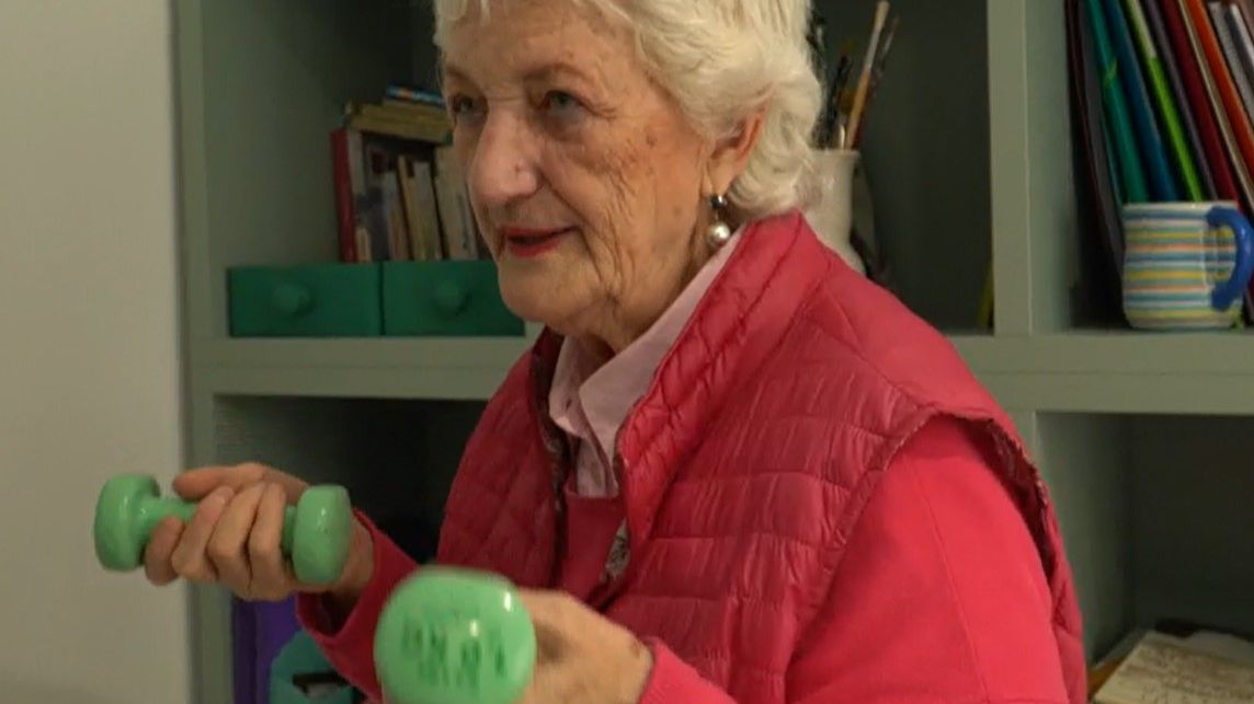 María Calleja, la madre de Jesús, haciendo pesas en casa para mantenerse en forma