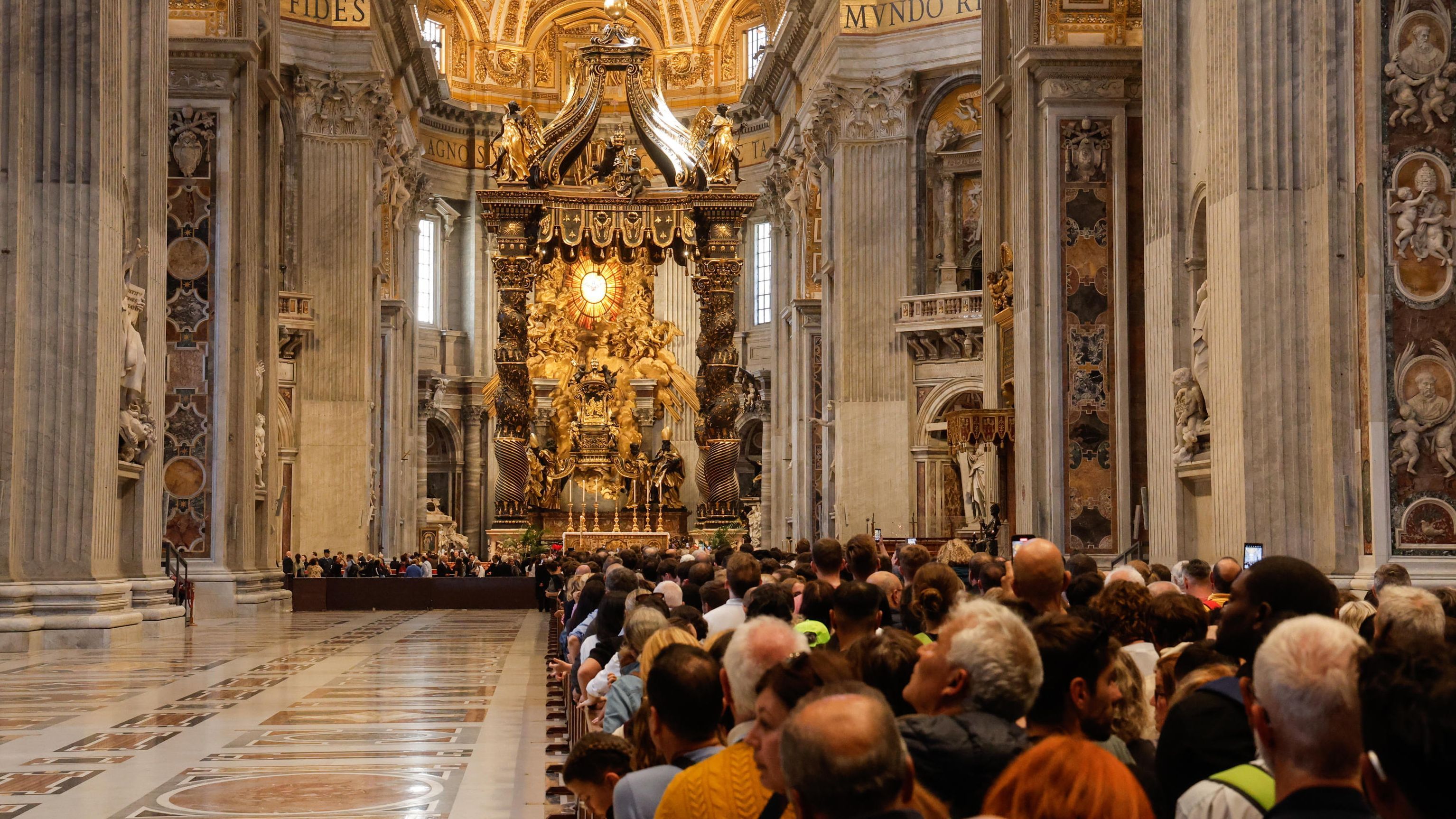 Miles de feligreses se despiden del papa Francisco