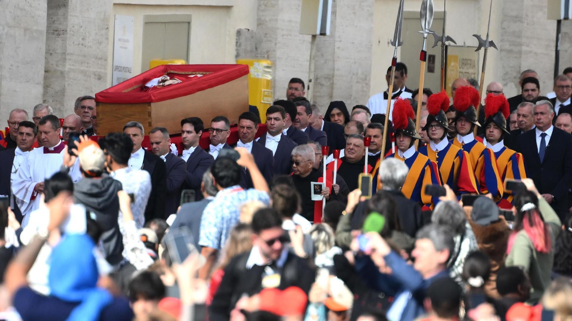 Miles de fieles asisten al traslado del papa Francisco hasta la Basílica