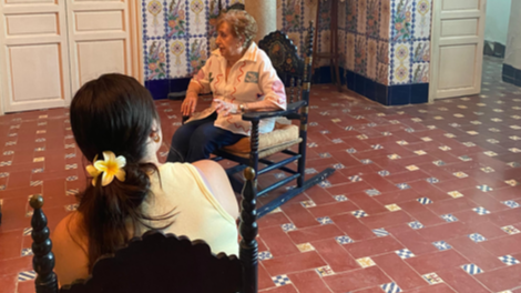 Pilar Olmedo, vecina de Cabral Santo Cristo, cuenta sus historias de vida a los jóvenes creadores de la app