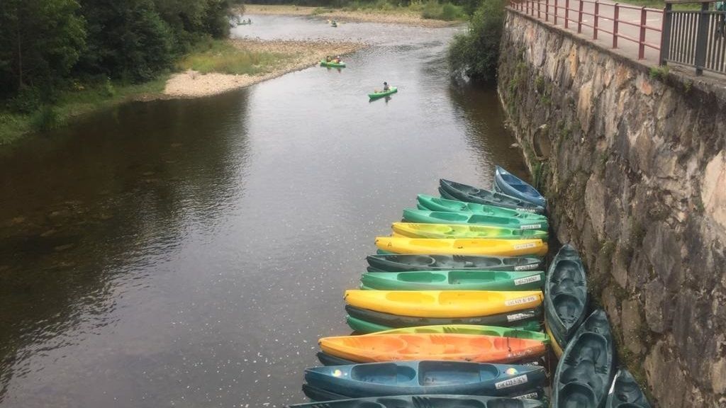 Piragüistas en el descenso del río Sella